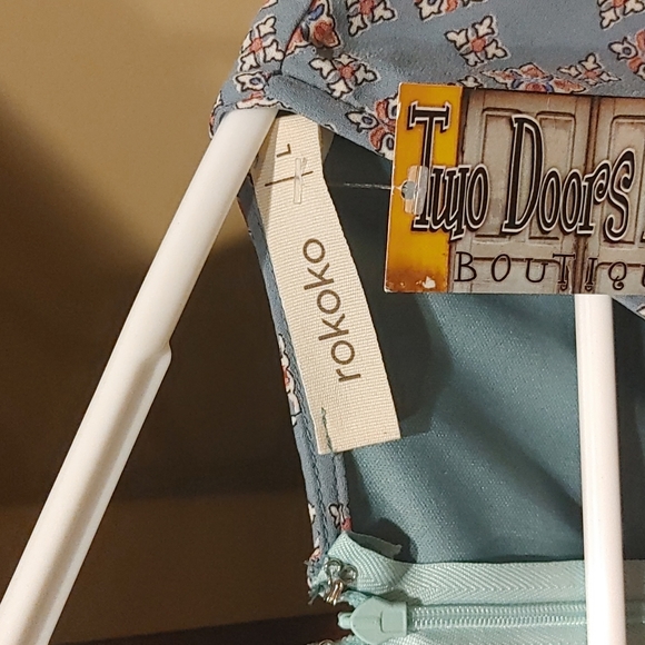 Dress - Picture 2 of 4